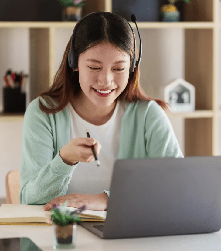 Alumna en una clase de inglés online con CalamoSpeak